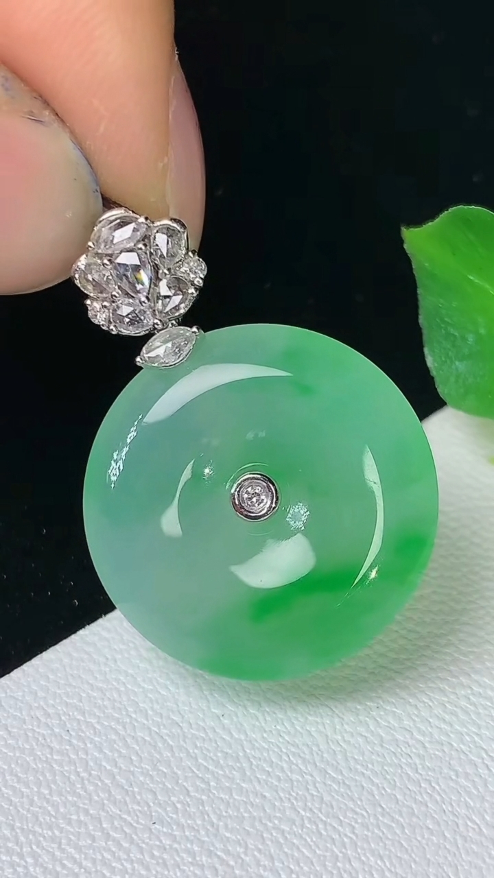 天然A货翡翠平安扣吊坠，尺寸19.8-4，重量:4.00g
8月24日