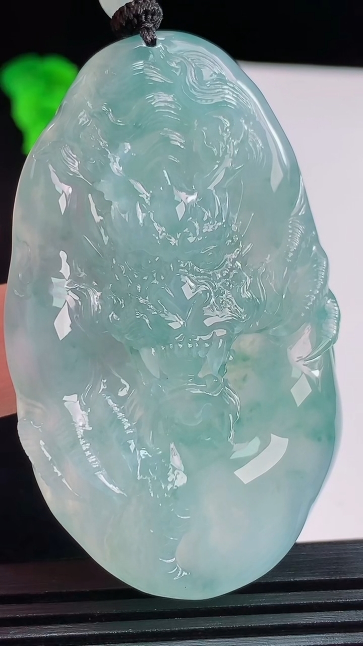 天然A货翡翠种飘花龙牌吊坠，尺寸62-36.8-9.8重量:48.40g
8月24日