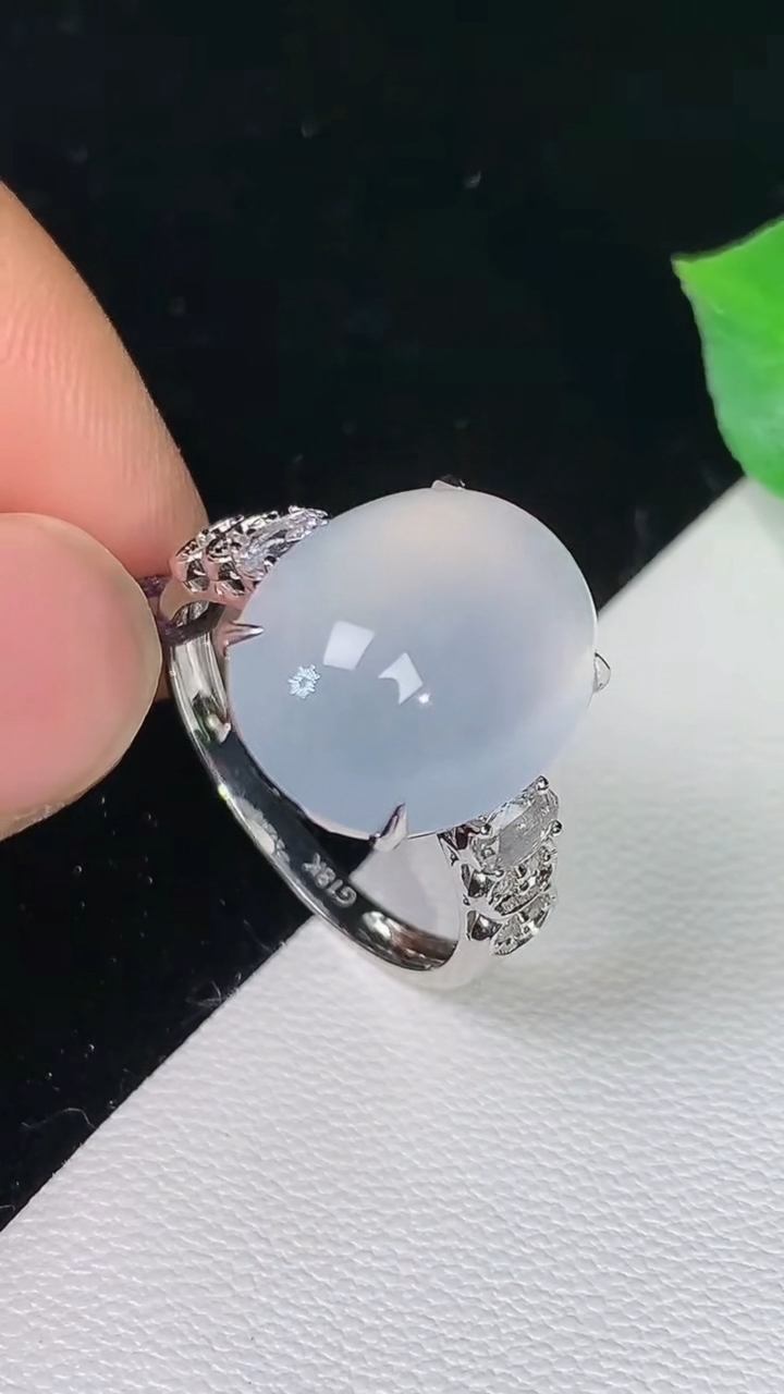 天然A货翡翠白冰蛋面戒指，尺寸17.4-14.4-11.8，重量:4.00g2026年8月24日
工厂直销收藏佳品,种好水足，色泽均匀，有种有色，上手高大气！