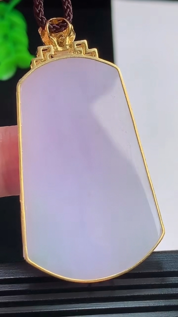 天然A货翡翠18k金紫罗兰无事牌吊坠，尺寸54.2-43.5-29-5.8重量:20.66g
8月24日