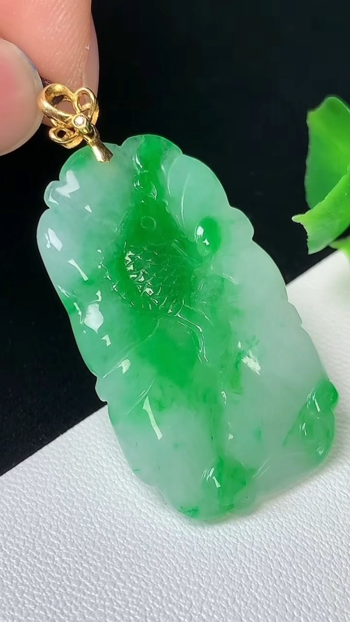 天然A货翡翠荷叶鱼吊坠，尺寸36.9-22.2-3.4，重量:6.32g
8月24日