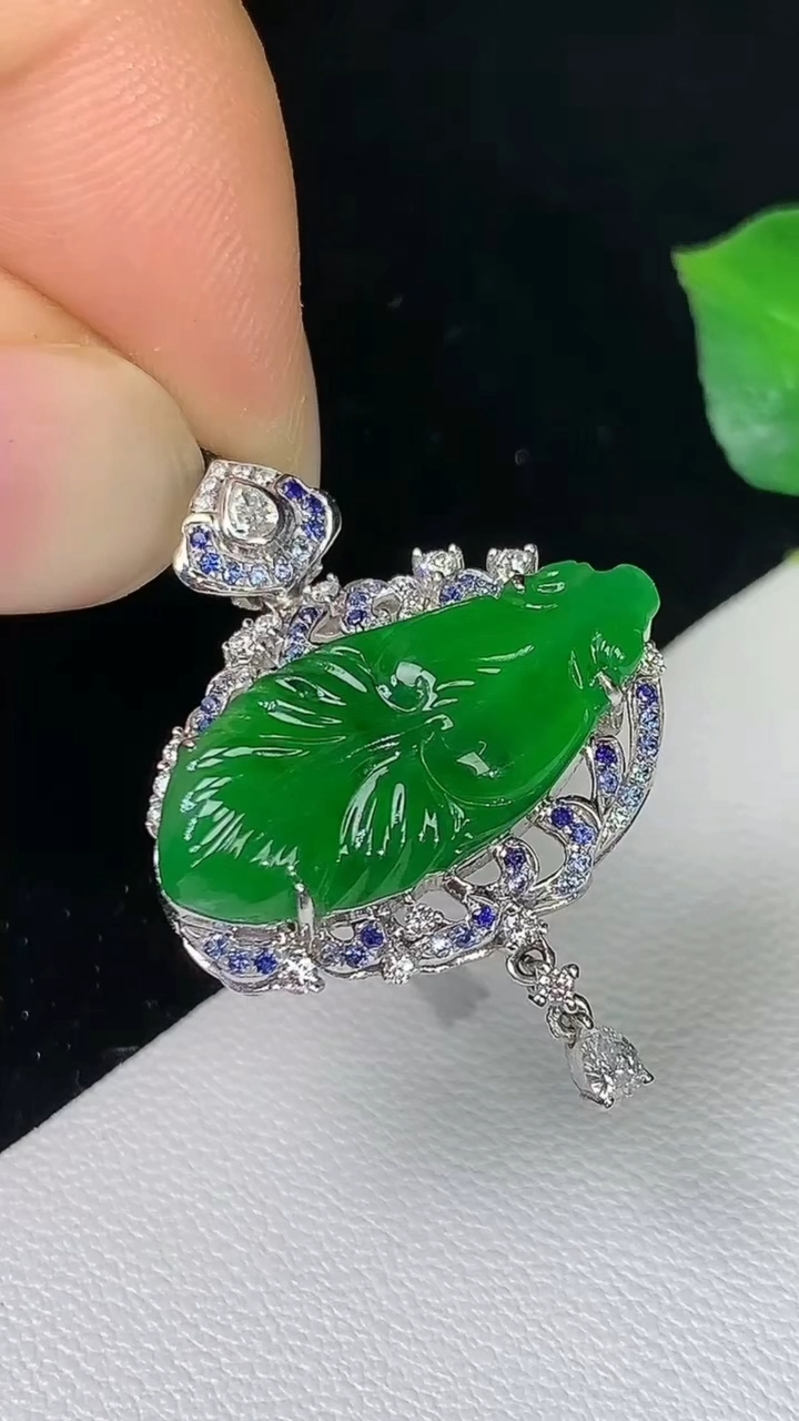 天然A货翡翠年年有余吊坠，尺寸28.9-20.8-6.5，裸石9.6-20.8，重量:3.48g
8