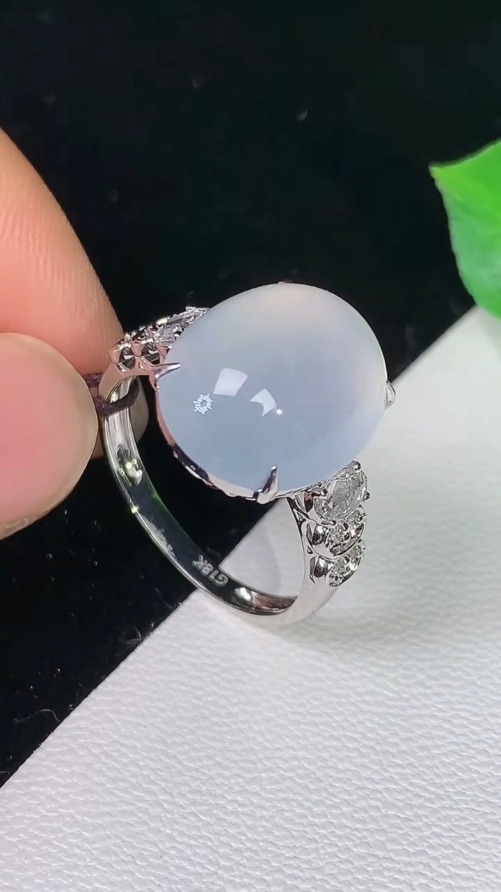 天然A货翡翠白冰蛋面戒指，尺寸17.4-14.4-11.8，重量:4.00g2026年8月24日
工