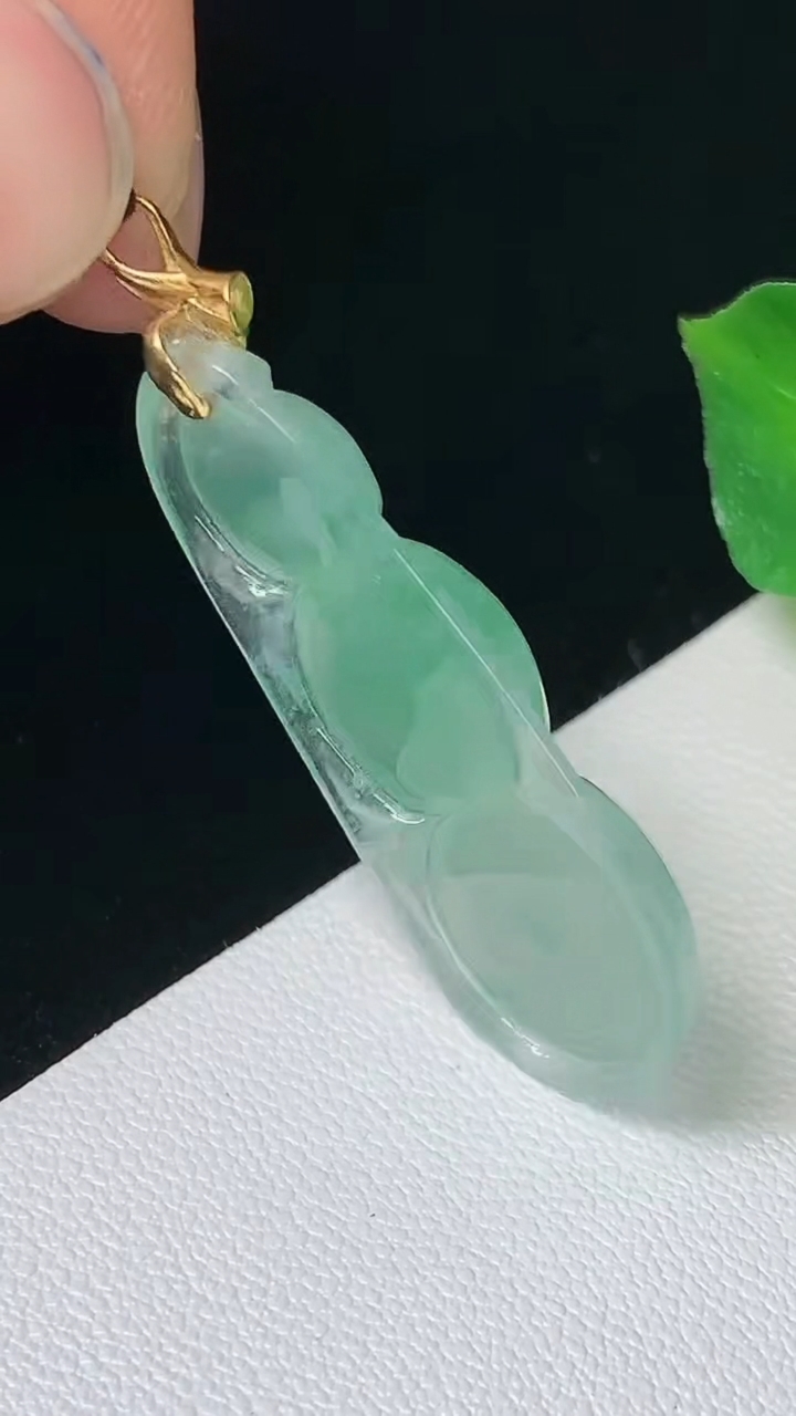天然A货翡翠福豆吊坠，尺寸30.7-13.8-5，重量:3.58g
8月24日