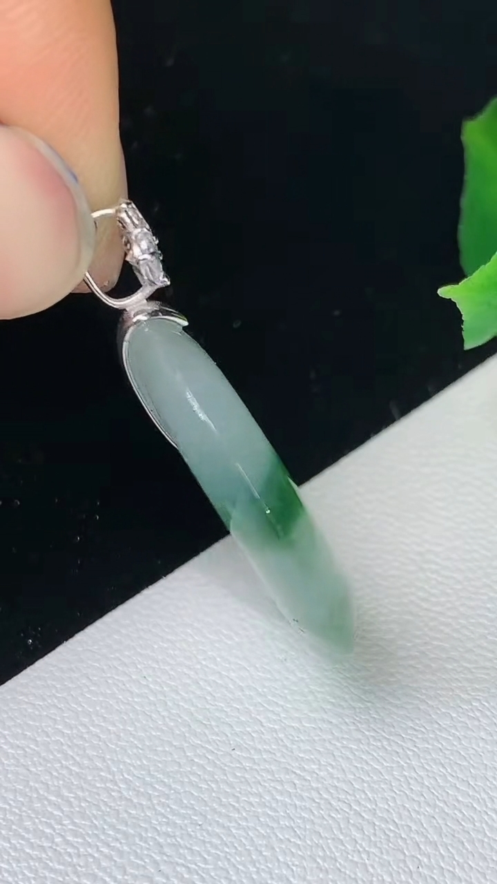 天然A货翡翠平安扣吊坠，尺寸23.5-4.3，重量:5.14g
8月24日