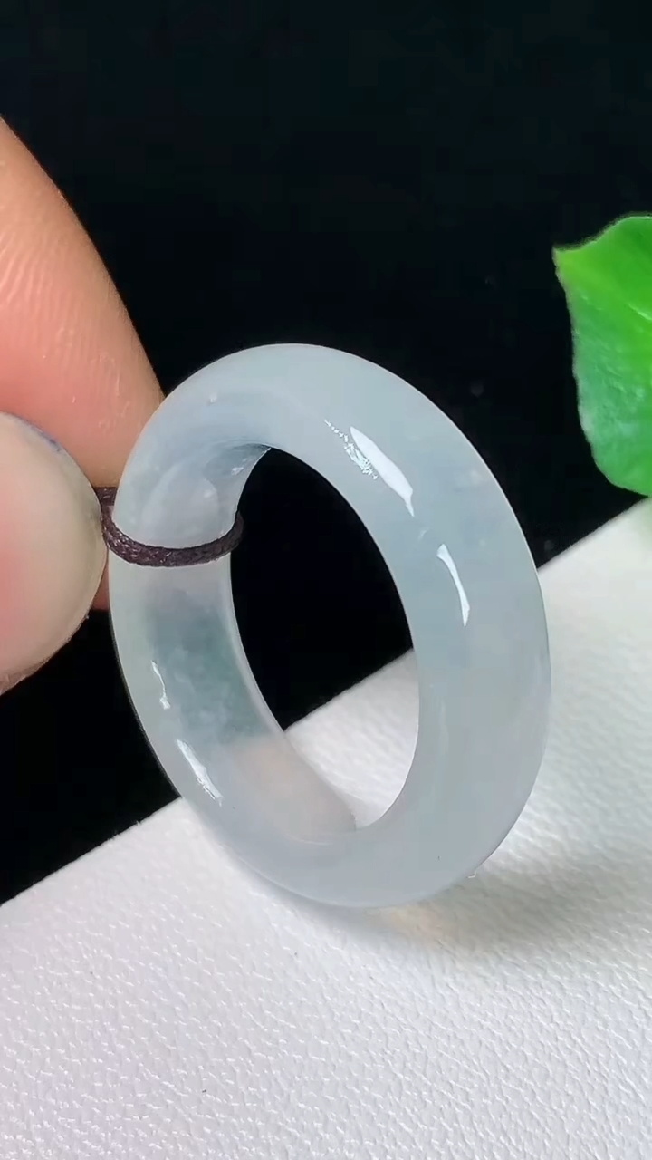 天然A货翡翠白冰指环戒指，尺寸16-5.8-3.9，重量:4.00g2026年8月24日
工厂直销收