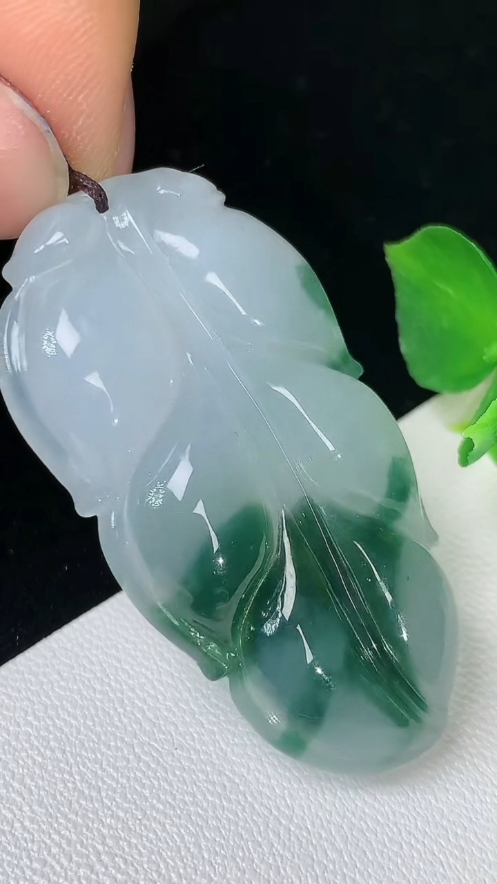 天然A货翡翠飘花金枝玉叶 叶子吊坠，尺寸43.9-24.6-6.8，重量:13.26g
8月24日
