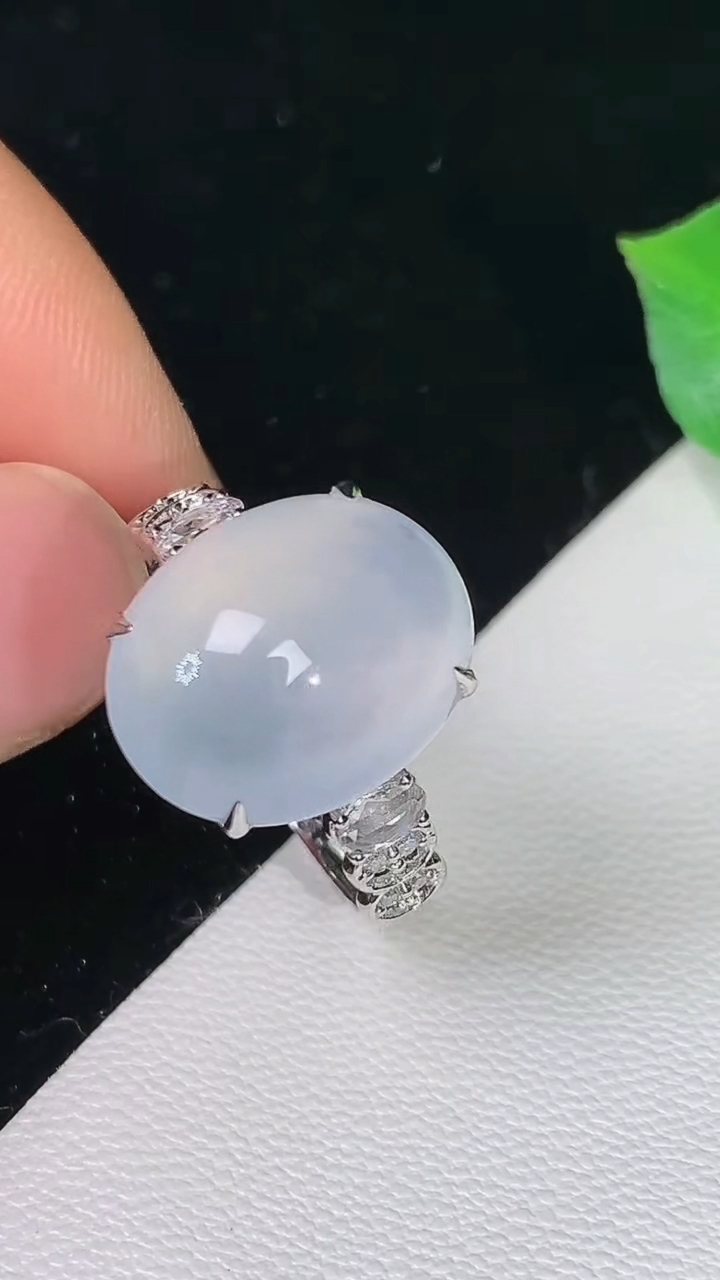 天然A货翡翠白冰蛋面戒指，尺寸17.4-14.4-11.8，重量:4.00g2026年8月24日
工厂直销收藏佳品,种好水足，色泽均匀，有种有色，上手高大气！