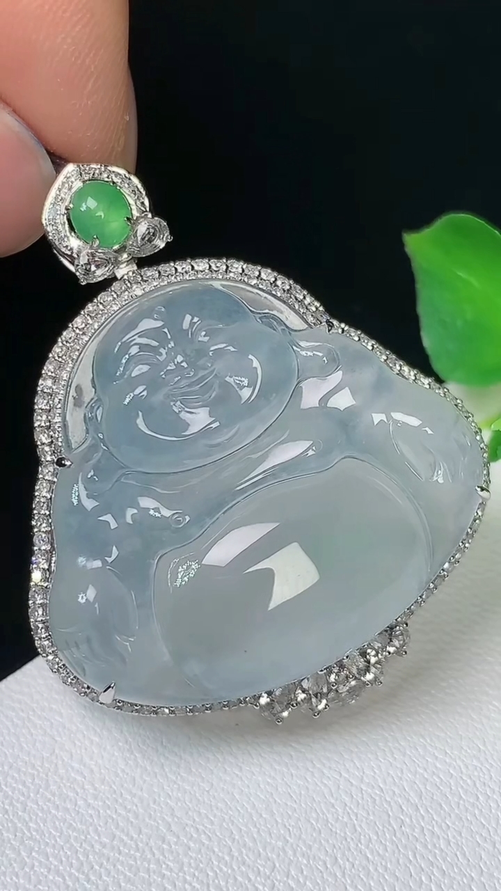 天然A货翡翠白冰佛公吊坠，尺寸39.8-32.5-11.6，裸石26.4-30，重量:11.25g
