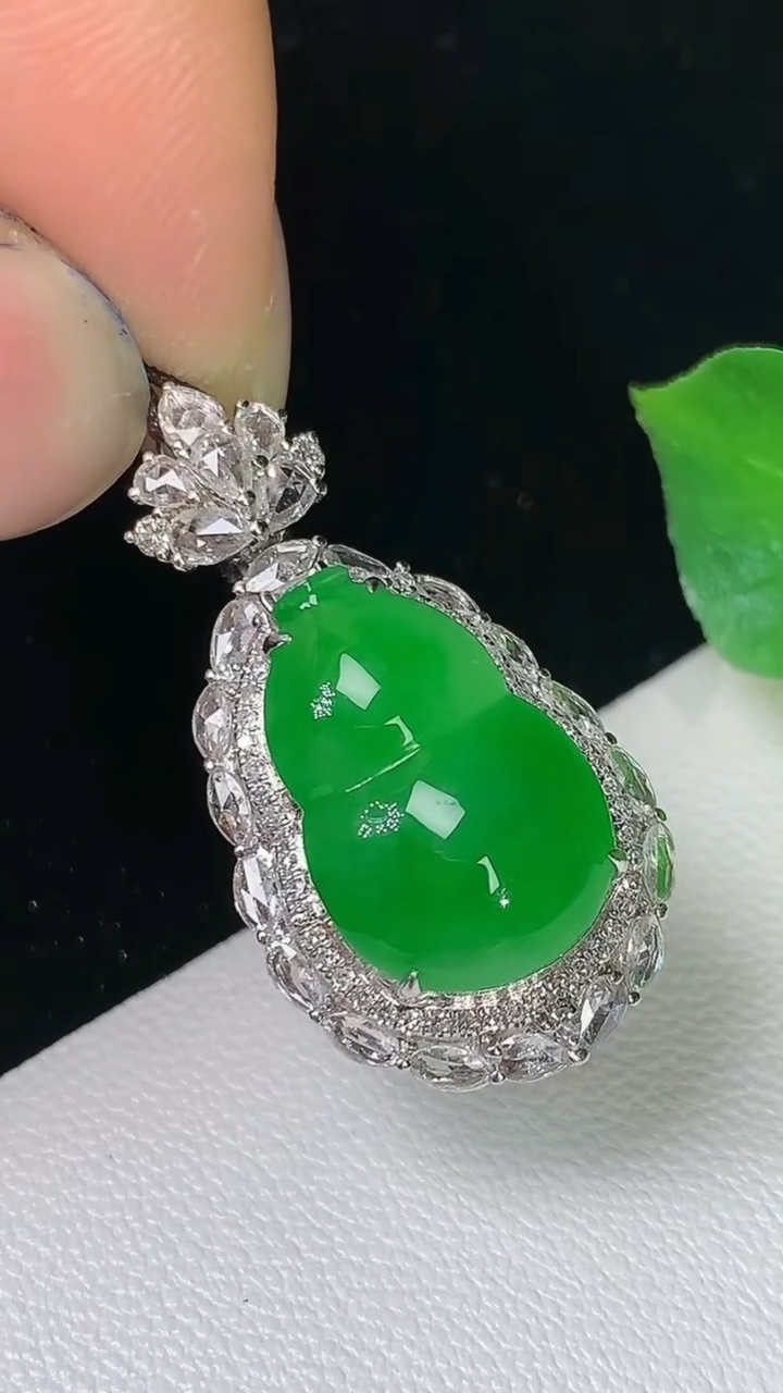 天然A货翡翠葫芦吊坠，尺寸27.4-14.5-12，裸石14.9-9.8，重量:4.52g
8月25