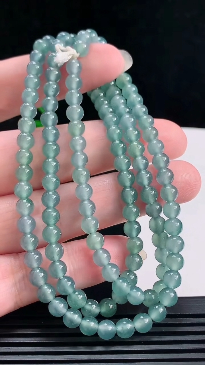天然A货翡翠种蓝水圆珠项链，尺寸5.3-124颗 重:32.89g  h12138月25日
工厂直销收藏佳品,种好水足，色泽均匀，有种有色，上手高大气！