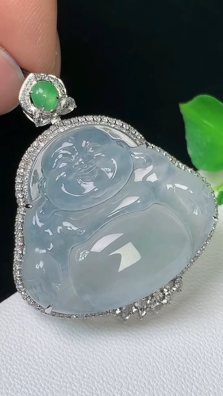 天然A货翡翠白冰佛公吊坠，尺寸39.8-32.5-11.6，裸石26.4-30，重量:11.25g
8月25日