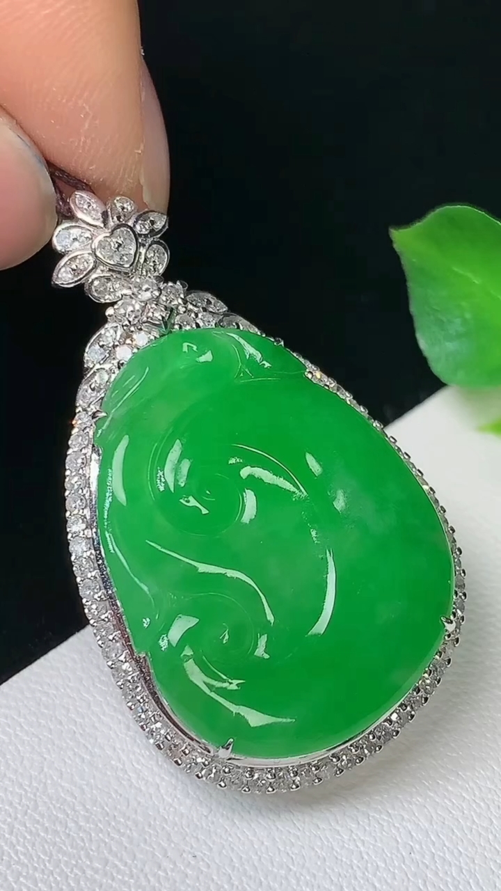 天然A货翡翠如意吊坠，尺寸39.9-23.3-9.3，裸石26.3-20.2，重量:10.26g
8