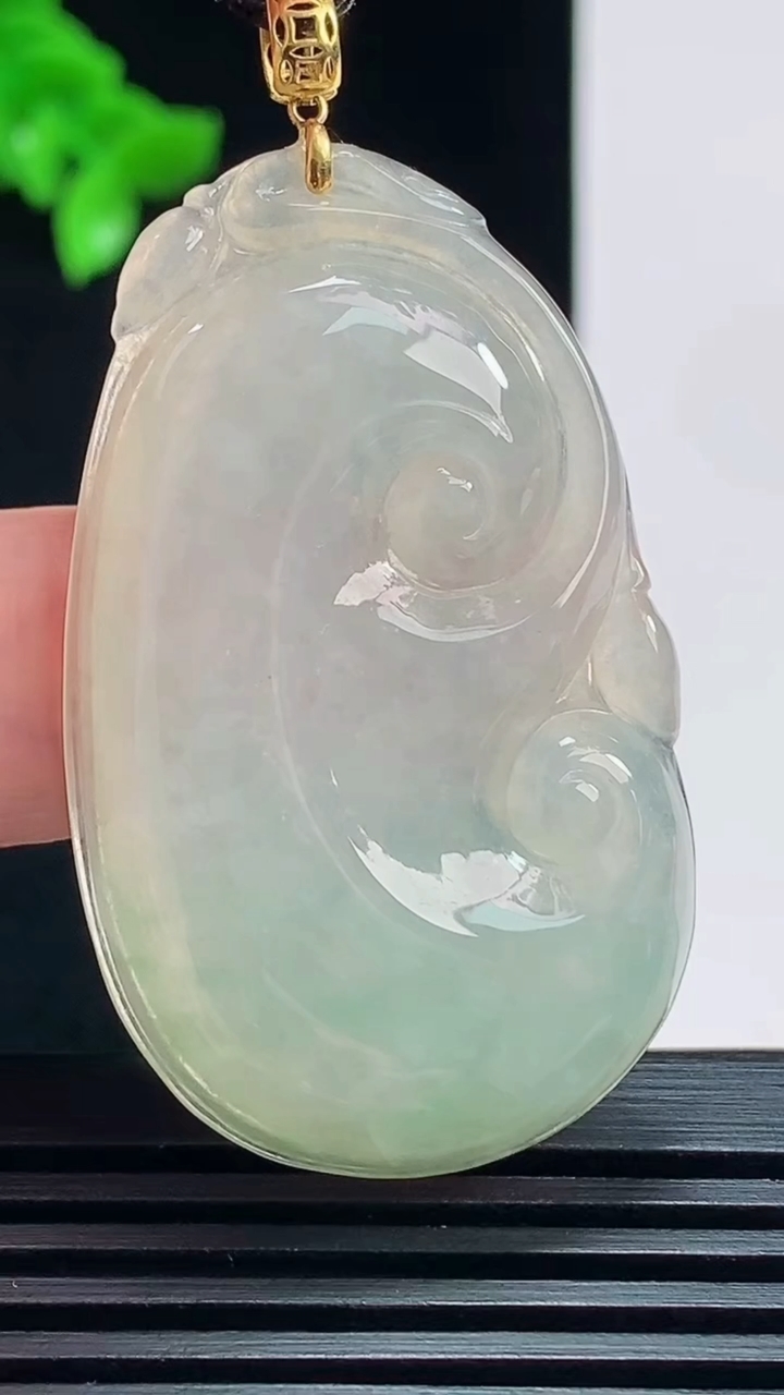 天然A货翡翠如意吊坠，尺寸45-27.7-5.6 重:12.23g  h64
8月25日