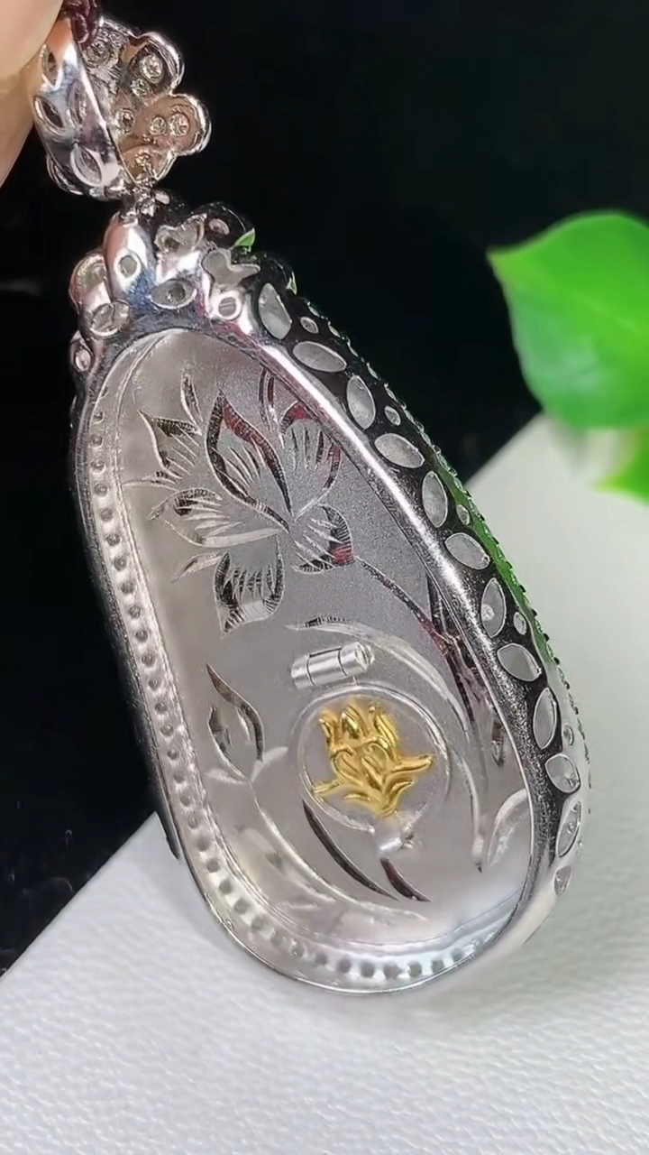 天然A货翡翠福豆吊坠，尺寸50.2-21.9-12，裸石34.5-19.3，重量:16.84g
8月25日