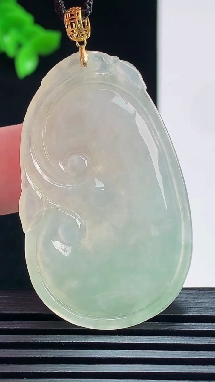 天然A货翡翠如意吊坠，尺寸45-27.7-5.6 重:12.23g  h64
8月25日