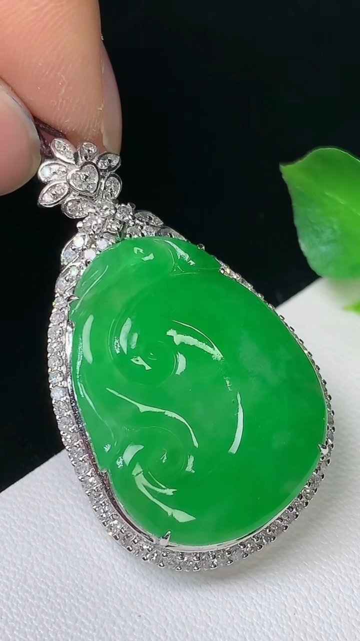 天然A货翡翠如意吊坠，尺寸39.9-23.3-9.3，裸石26.3-20.2，重量:10.26g
8月25日