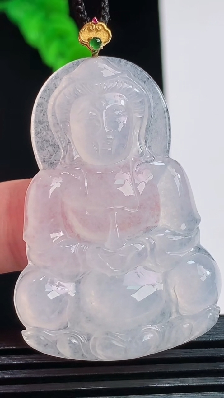 天然A货翡翠种白冰正装观音菩萨吊坠，尺寸47.8-33.3-5.7重量:14.00g
8月26日