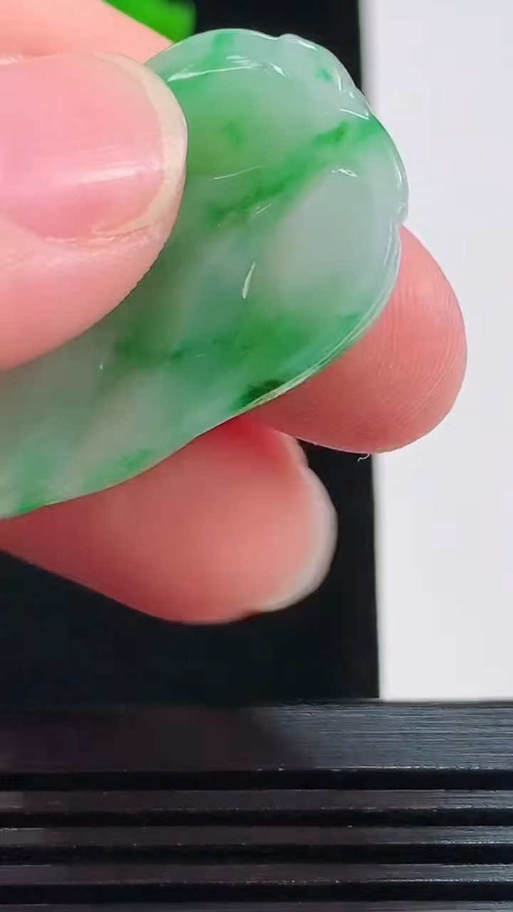 天然A货翡翠金枝玉叶 叶子吊坠，尺寸35.7-21.8-4.8重量:7.64g
8月26日