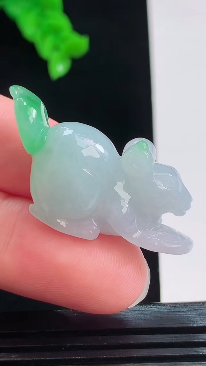天然A货翡翠生肖鼠吊坠，尺寸38.3-12.3-23.5重量:12.37g
8月26日