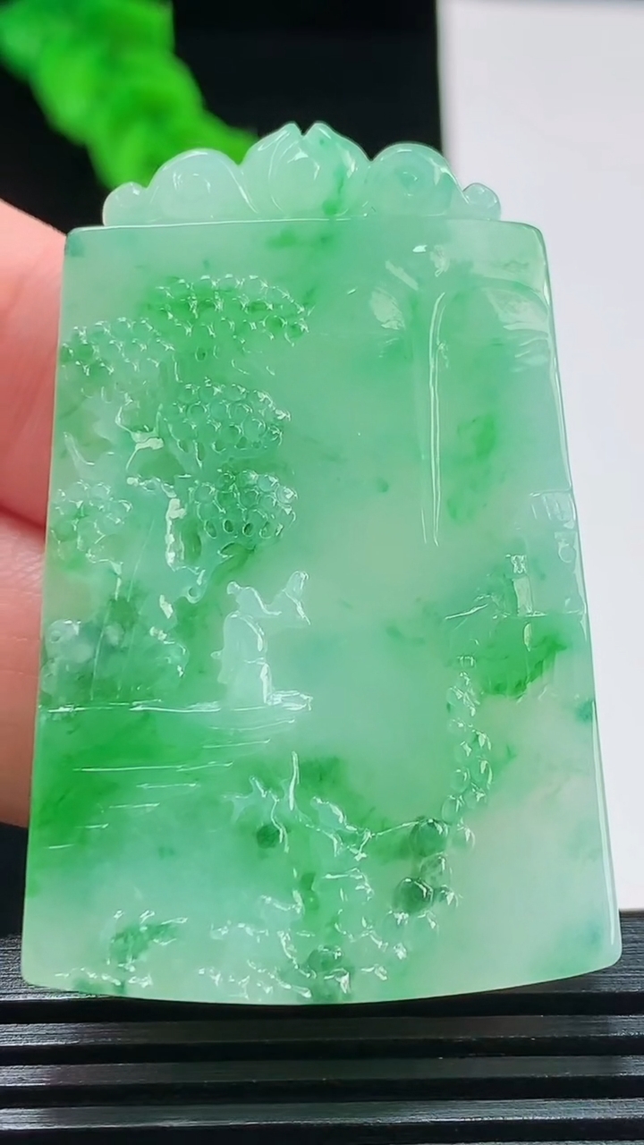 天然A货翡翠山水牌吊坠，尺寸50.8-32.2-5.3重量:23.57g
8月26日