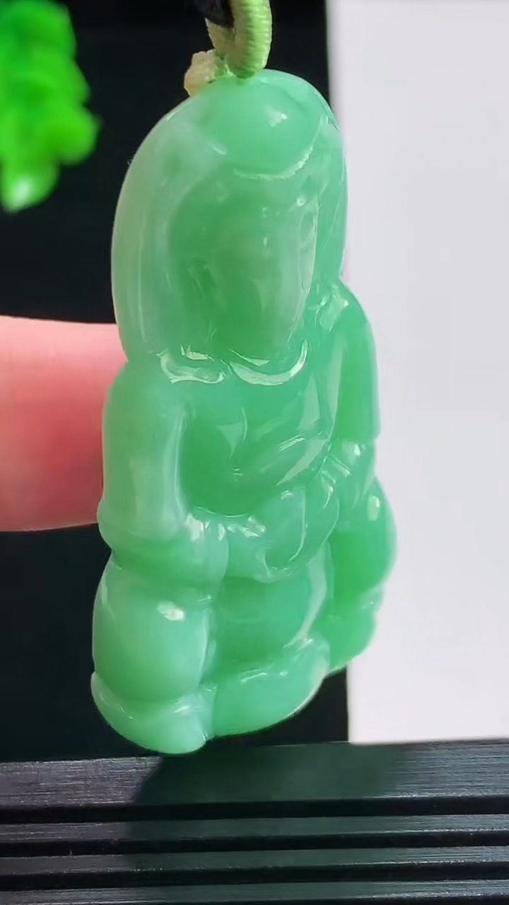 天然A货翡翠观音菩萨吊坠，尺寸54-25.9-8.2重量:20.57g
8月26日