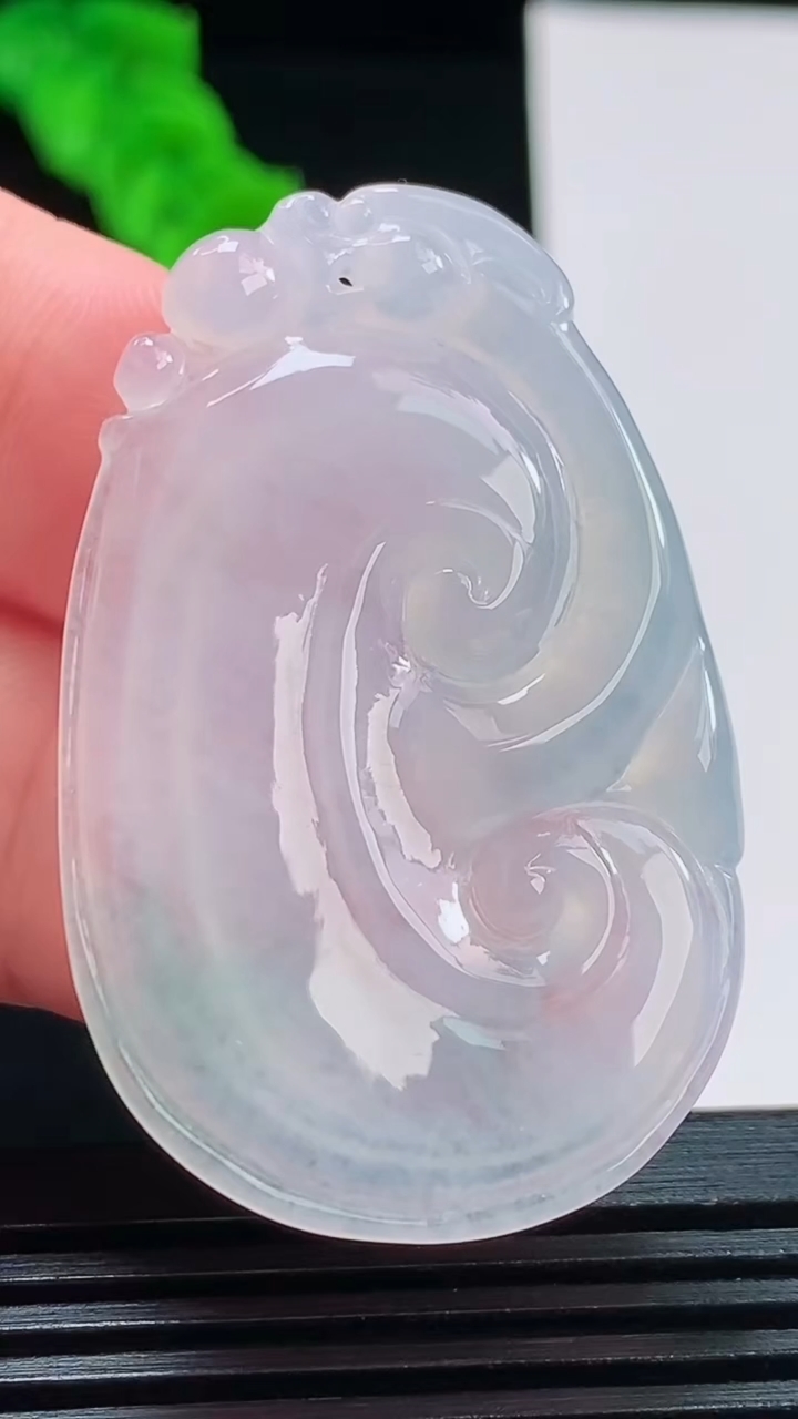 天然A货翡翠冰种飘花如意吊坠，尺寸45.3-29.3-4重量:10.65g
8月26日