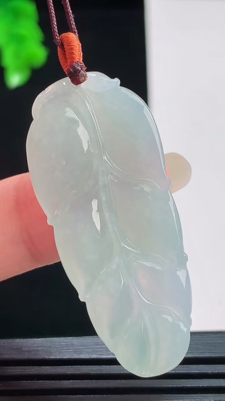 天然A货翡翠金枝玉叶 叶子吊坠，尺寸47.5-20.1-5.3重量:8.87g
8月26日
