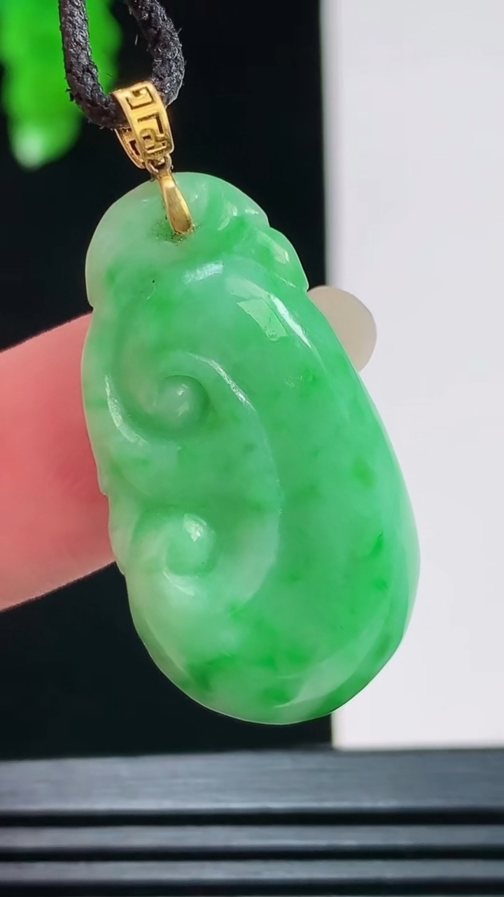 天然A货翡翠如意吊坠，尺寸31.4-17.6-5.9重量:6.00g
8月26日