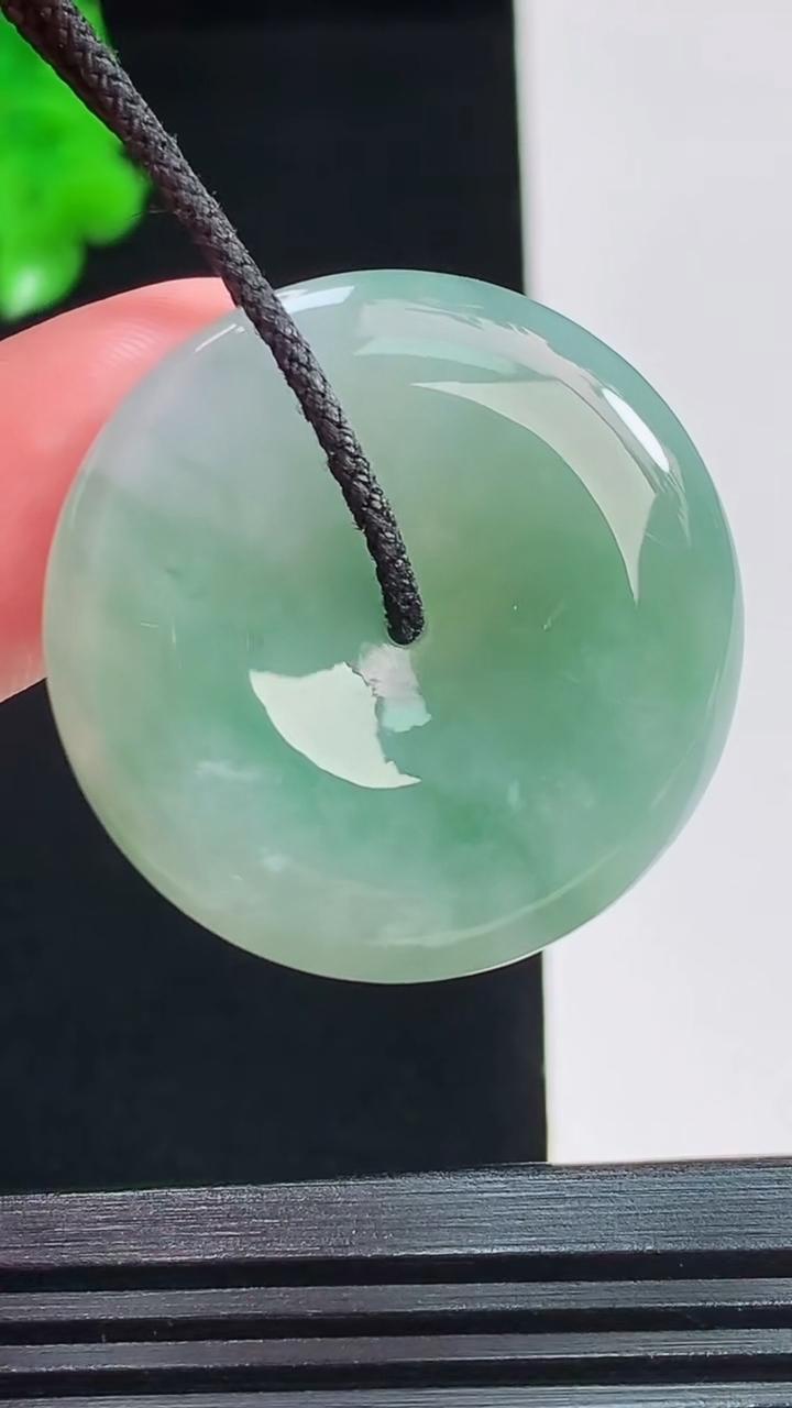 天然A货翡翠飘花平安扣吊坠，尺寸31.7-6.1重量:12.64g
8月26日