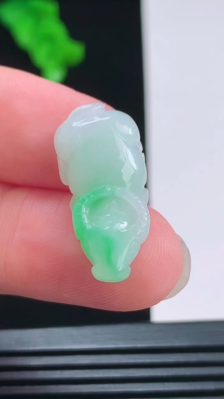天然A货翡翠生肖牛吊坠，尺寸24.7-12-5.7重量:3.35g
8月26日