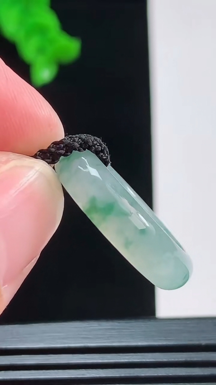 天然A货翡翠冰种飘花玉指环 戒指，尺寸17.7-5.9重量:3.66g2026年8月26日
工厂直销收藏佳品,种好水足，色泽均匀，有种有色，上手高大气！