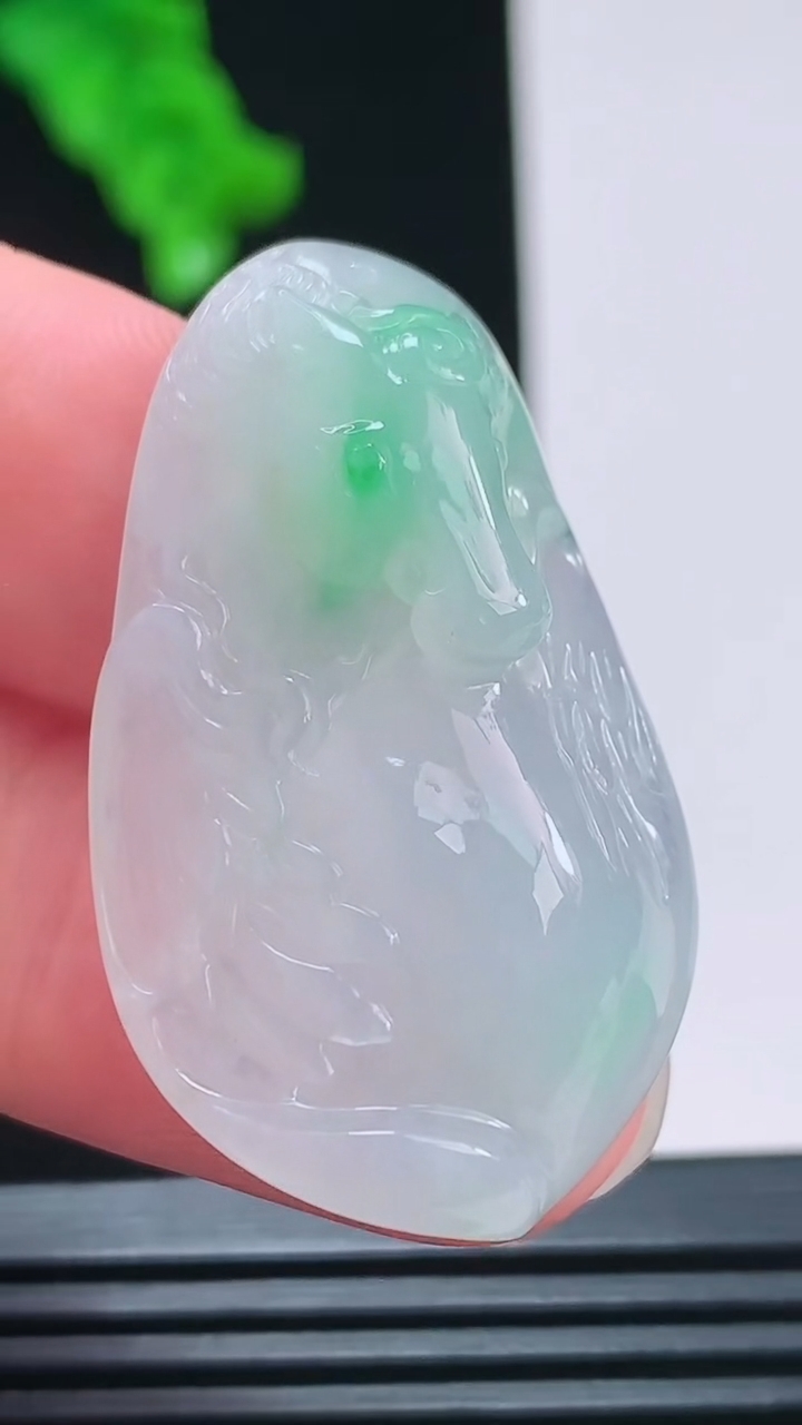 天然A货翡翠生肖马吊坠，尺寸39.6-22.8-8.4重量:11.33g
8月26日