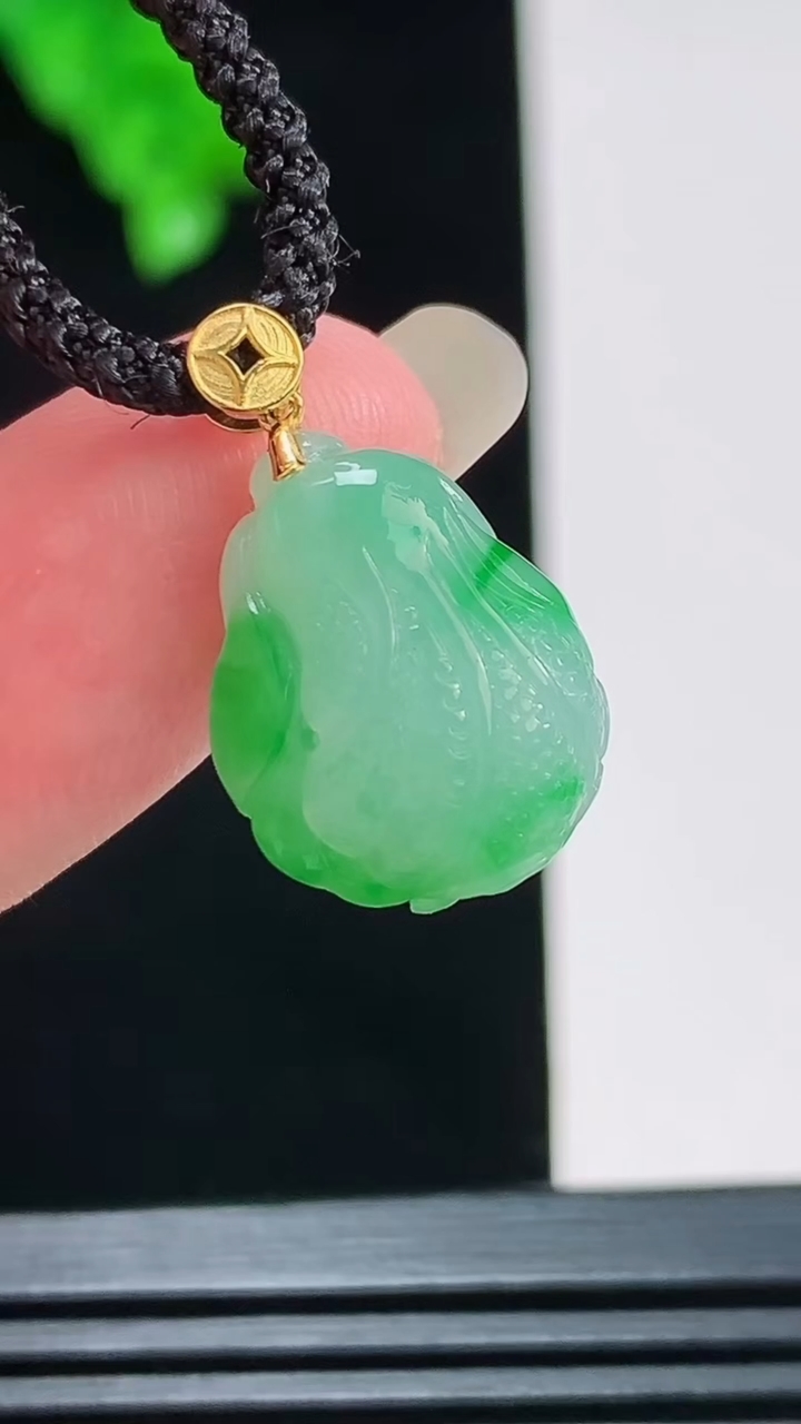 天然A货翡翠白菜吊坠，尺寸17.3-13.1-10.3重量:3.69g
8月26日