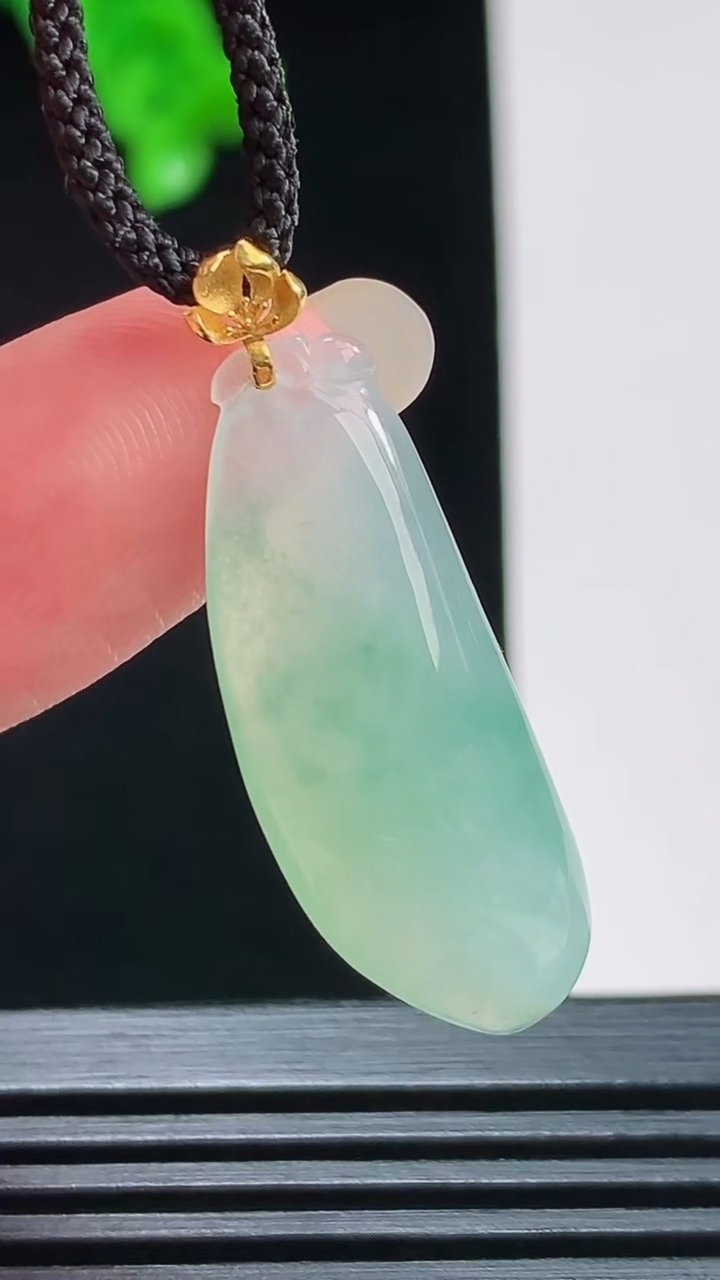 天然A货翡翠福瓜吊坠，尺寸29.3-11.6-5.3重量:3.22g
8月26日