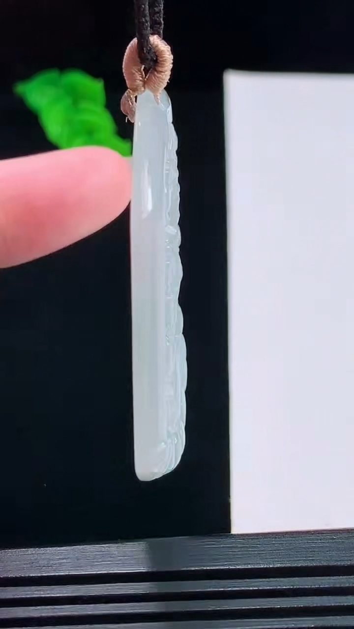 天然A货翡翠千手观音菩萨吊坠，尺寸49.9-43.7-5.6重量:23.90g
8月26日