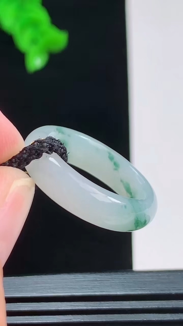 天然A货翡翠冰种飘花玉指环 戒指，尺寸17.2-5.7重量:3.62g2026年8月26日
工厂直销收藏佳品,种好水足，色泽均匀，有种有色，上手高大气！