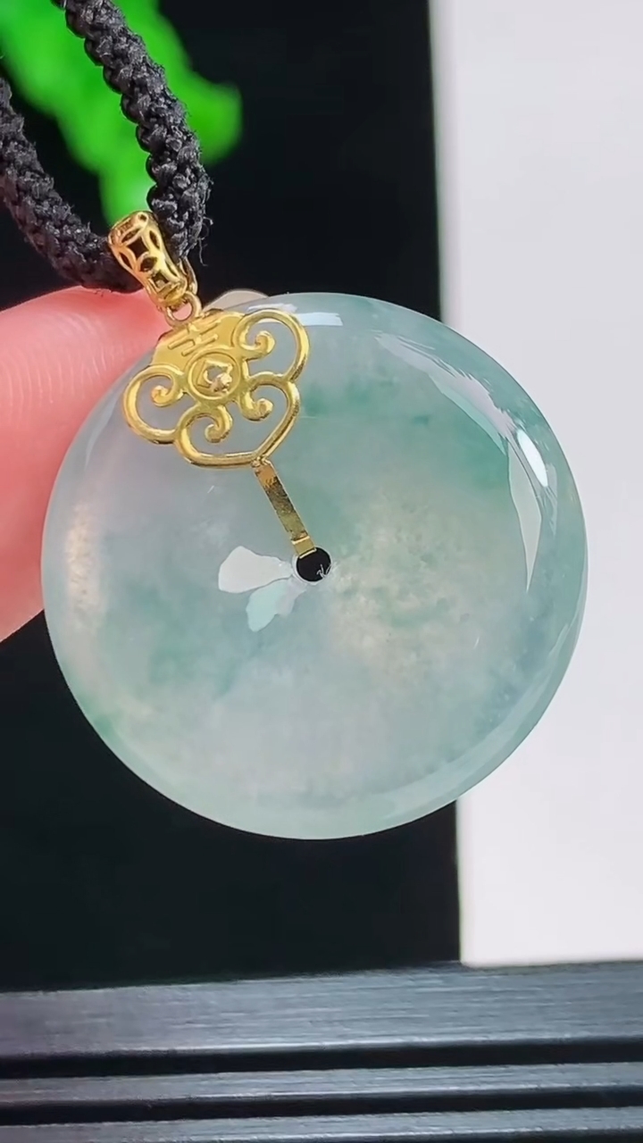 天然A货翡翠种飘花平安扣吊坠，尺寸24.5-5.3重量:6.43g
8月26日