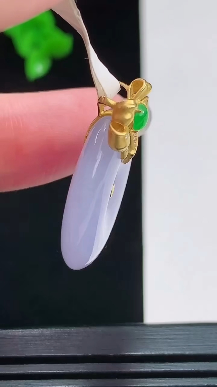 天然A货翡翠18k金紫罗兰平安扣吊坠，尺寸24.3-5.7重量:8.42g
尺寸-:8.428月26日