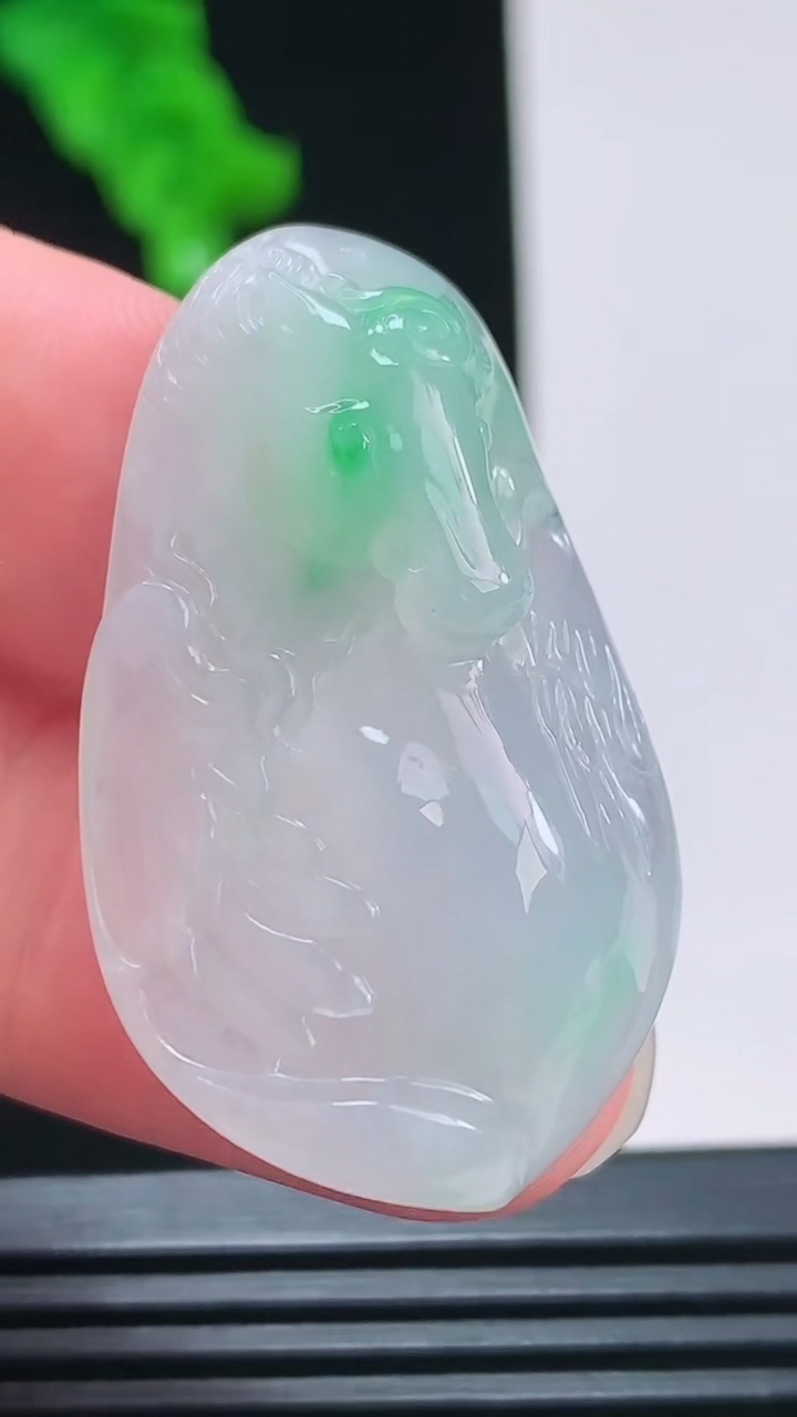 天然A货翡翠生肖马吊坠，尺寸39.6-22.8-8.4重量:11.33g
8月26日