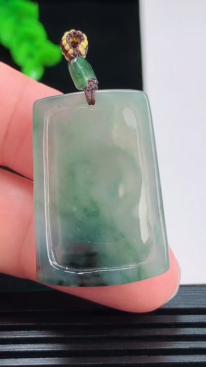 天然A货翡翠冰种飘花大日如来吊坠，尺寸33.6-22.5-5.7重量:9.00g
8月26日
