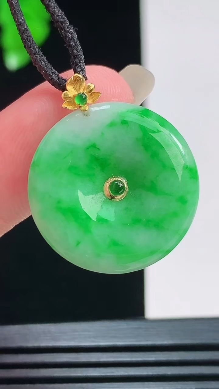 天然A货翡翠平安扣吊坠，尺寸22.4-4.5重量:4.81g
8月26日