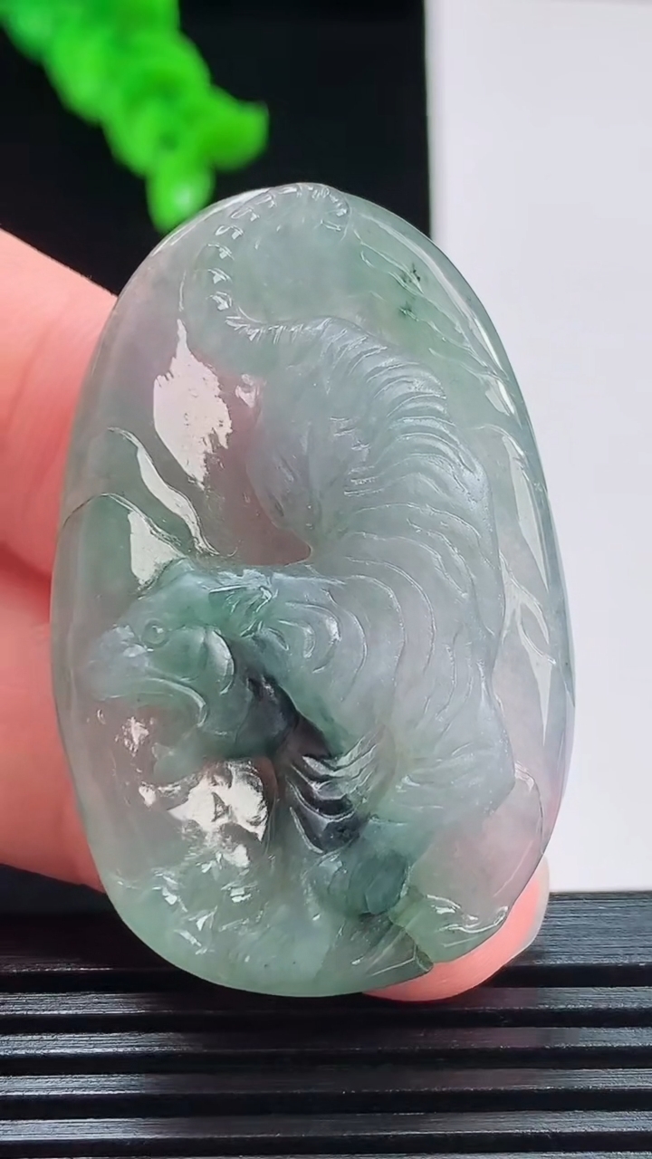 天然A货翡翠生肖虎吊坠，尺寸45.8-29.6-6.1重量:14.78g
8月26日
