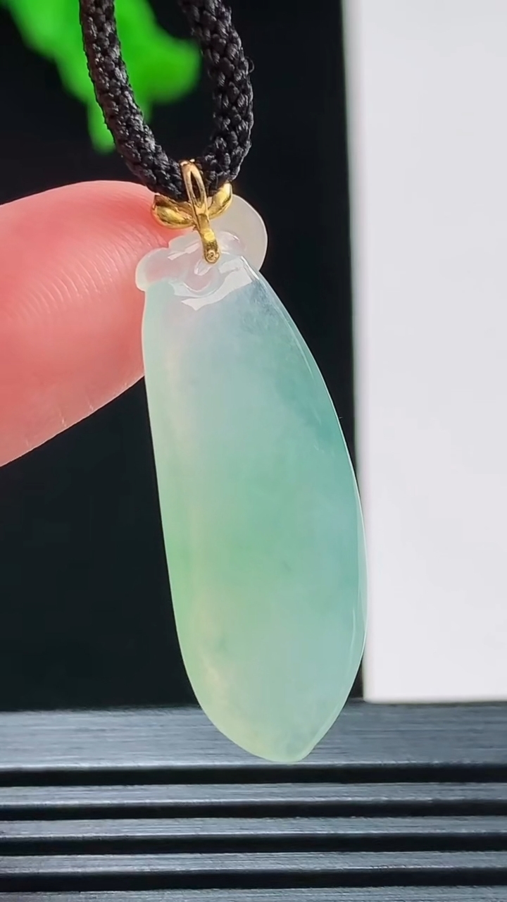 天然A货翡翠福瓜吊坠，尺寸29.3-11.6-5.3重量:3.22g
8月26日