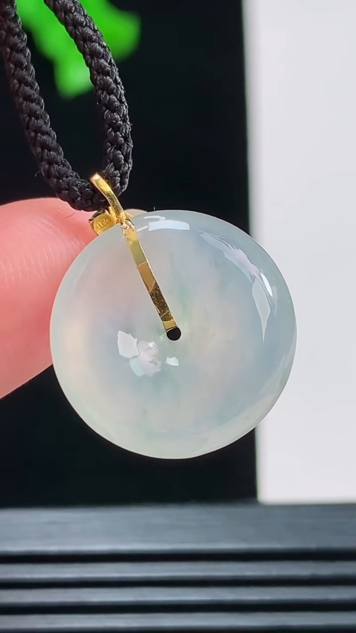 天然A货翡翠种飘花平安扣吊坠，尺寸17.3-5.8重量:3.00g
8月26日