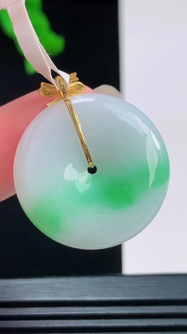 天然A货翡翠平安扣吊坠，尺寸25.2-5.2重量:7.30g
8月26日