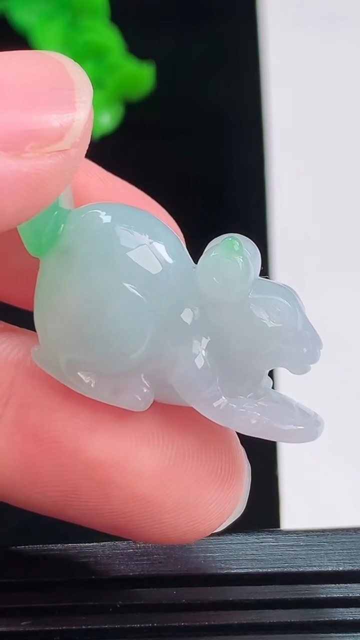 天然A货翡翠生肖鼠吊坠，尺寸38.3-12.3-23.5重量:12.37g
8月26日