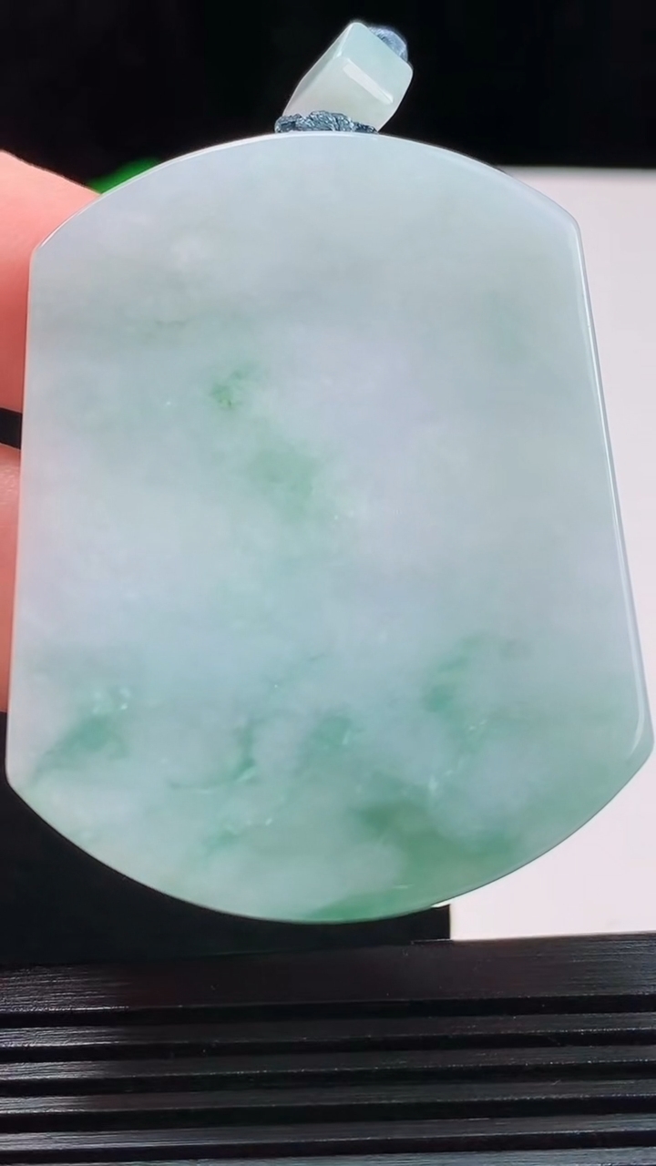 天然A货翡翠飘花无事牌吊坠，尺寸56.2-43.4-6.1重量:43.32g
8月26日