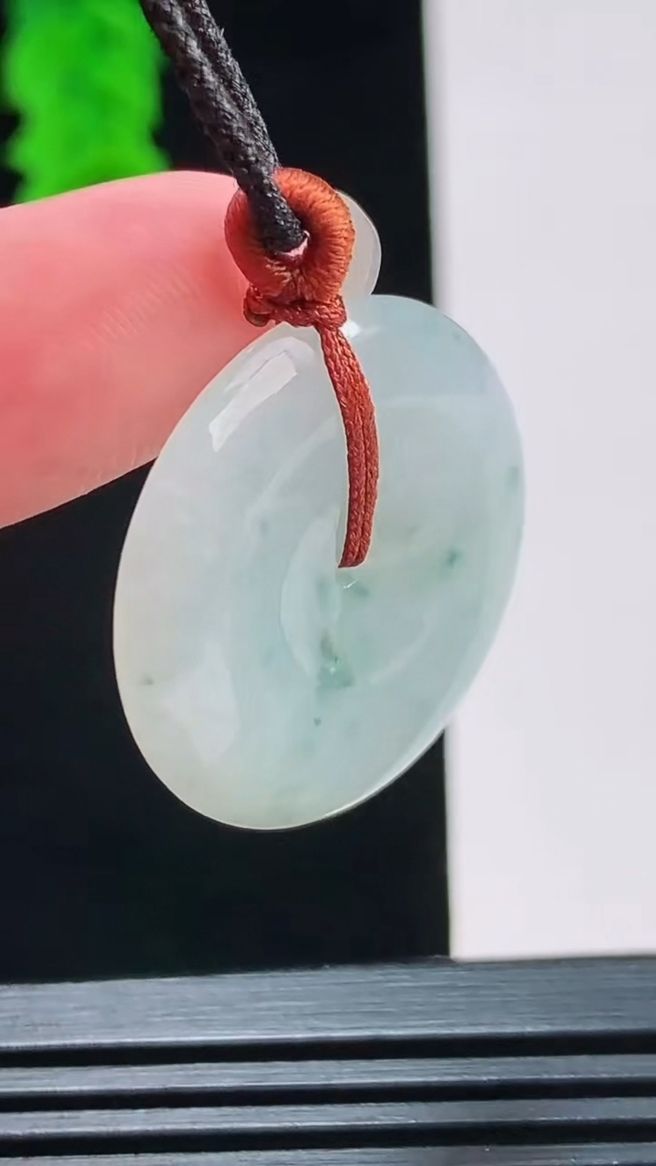 天然A货翡翠冰种飘花平安扣吊坠，尺寸27.3-5重量:7.66g
8月26日