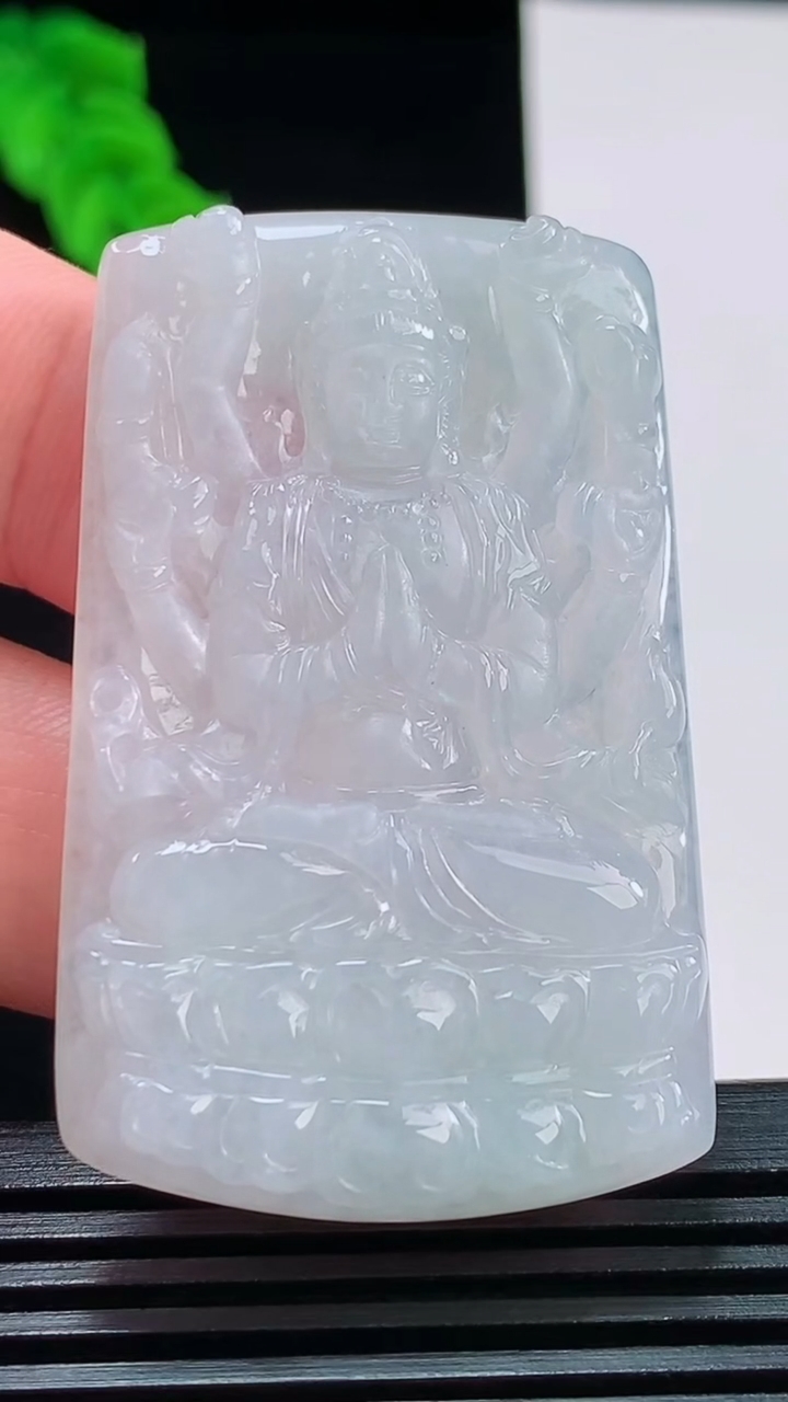 天然A货翡翠千手观音菩萨吊坠，尺寸51.7-31.7-5.6重量:20.36g
8月26日